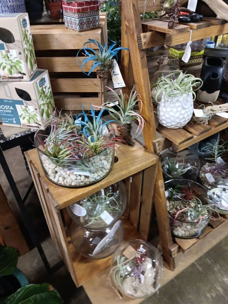 Professional landscaping services experts serving West Des Moines, IA - Earl May Garden Center