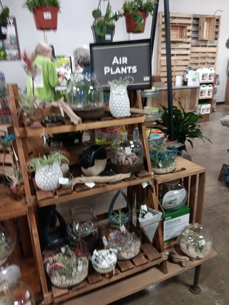 Expert lawn care service for beautiful yards across West Des Moines, IA - Earl May Garden Center