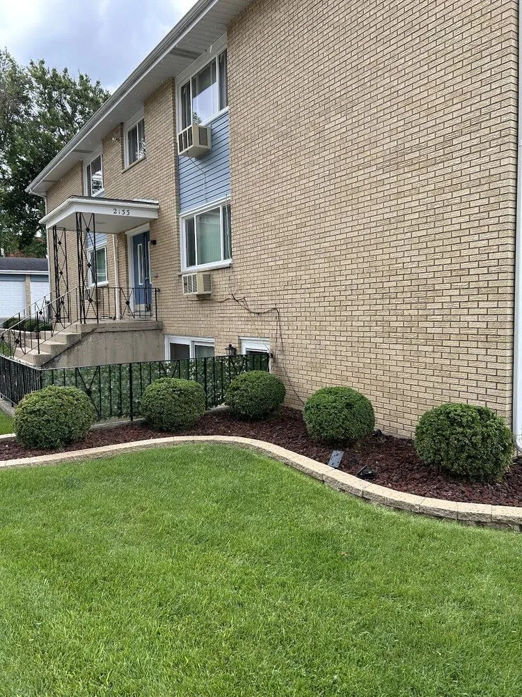 Top-rated lawn care service in Elgin, IL - Earth Co