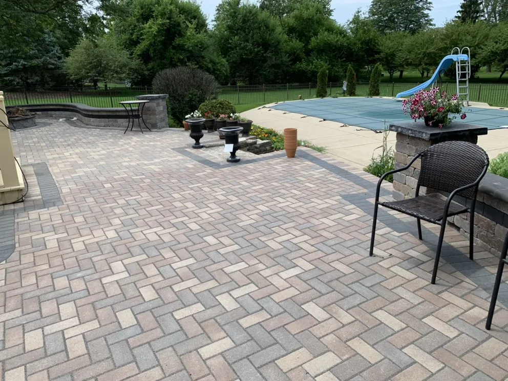 Top-rated garden landscaping in Elgin, IL by Earth Co