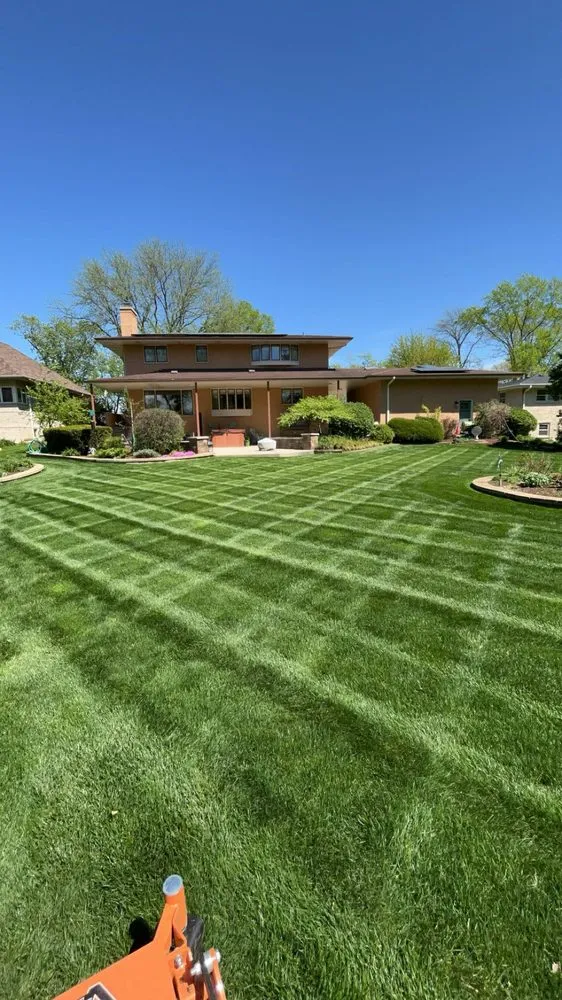 Trusted lawn mowing service experts serving Elgin, IL - Earth Co