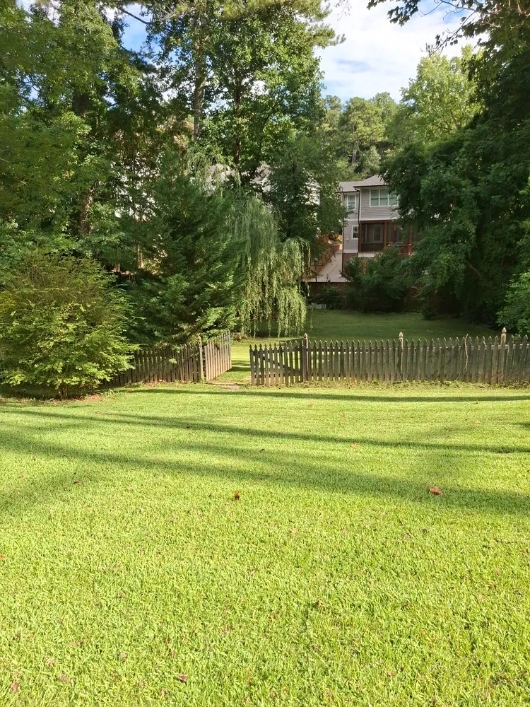 Custom yard maintenance in Atlanta, GA - Earth Lawn and Landscaping