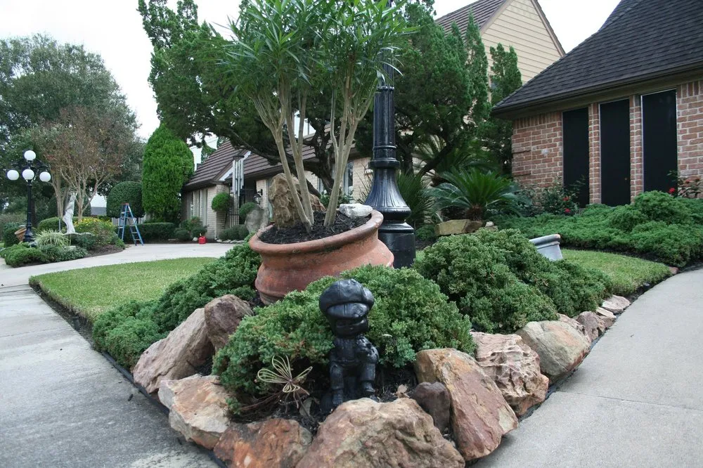 Custom yard cleanup service in Houston, TX - Earth Lovers