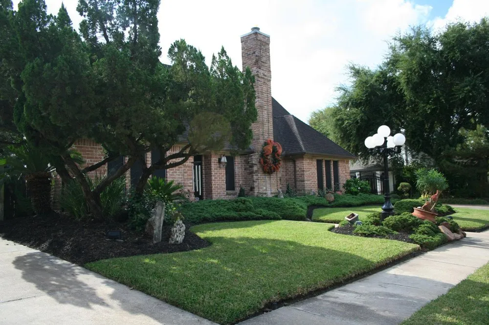 Reliable yard cleanup service with custom design in Houston, TX by Earth Lovers