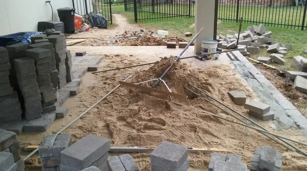 Professional yard maintenance for beautiful yards in Houston, TX by Earth Lovers