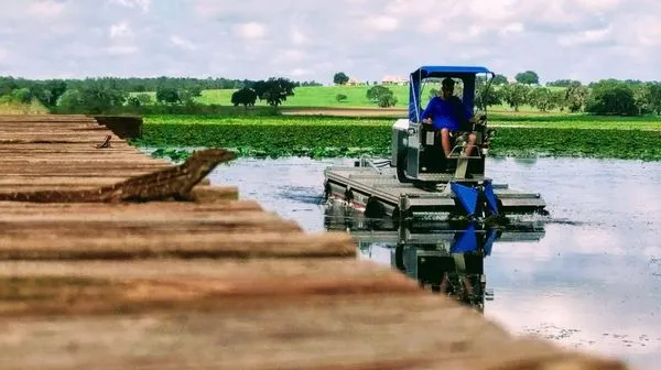 Earthco Aquatic Maintenance Logo
