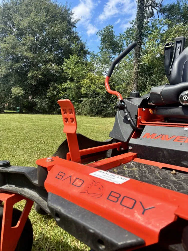 Expert landscape installation with custom design in Gulfport, MS by Earthing