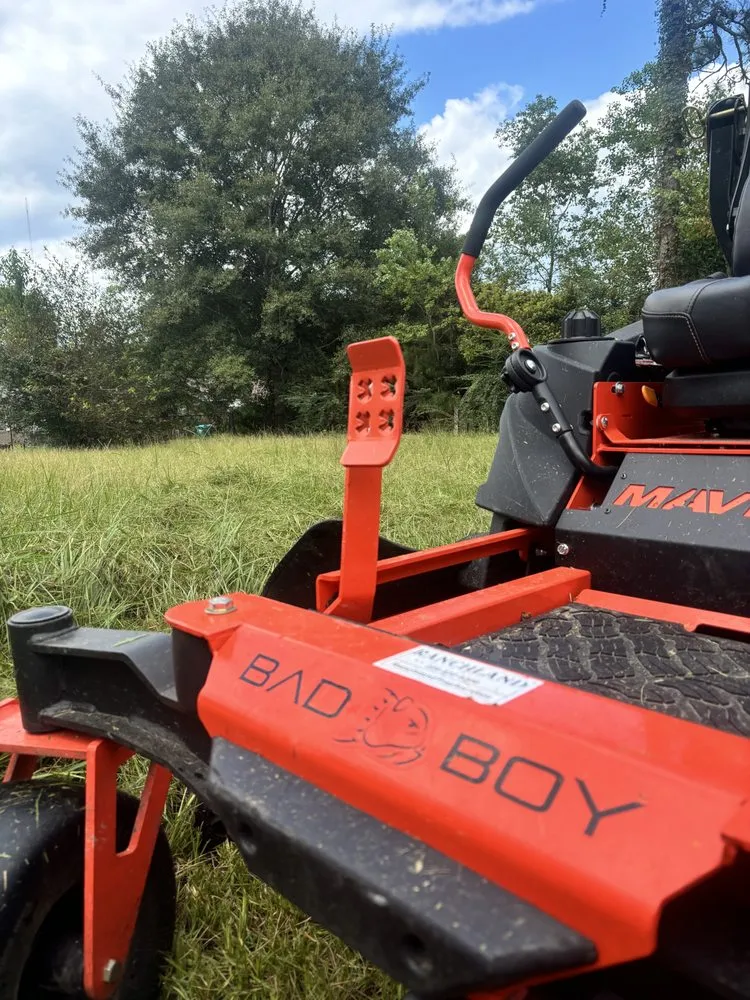 Custom lawn mowing service in Gulfport, MS by Earthing