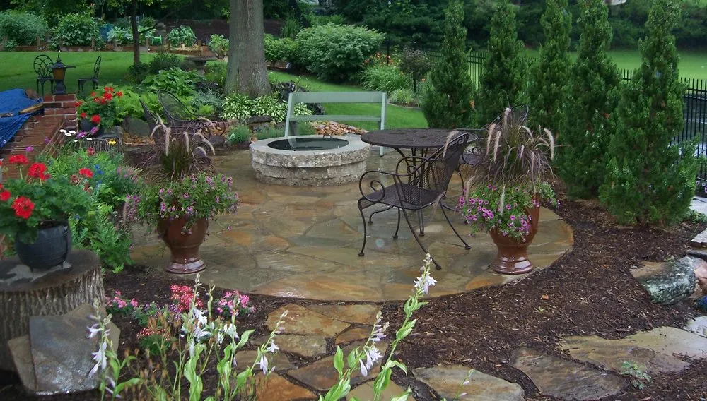 Local garden landscaping experts serving St. Louis, MO - Earthscapes & Construction