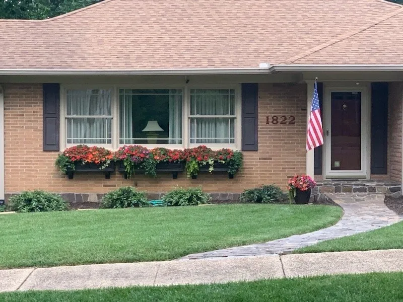 Professional lawn mowing service experts serving Chattanooga, TN - Earthscapes