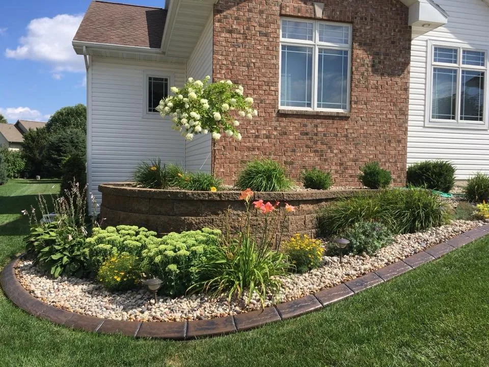 Professional landscape installation experts serving DeForest, WI - Earthscapes Curb and Mulch
