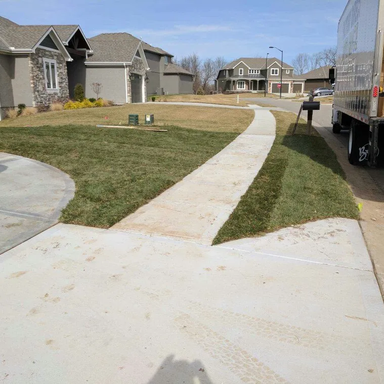 Expert yard maintenance for beautiful yards across Liberty, MO - EarthScapes of Liberty