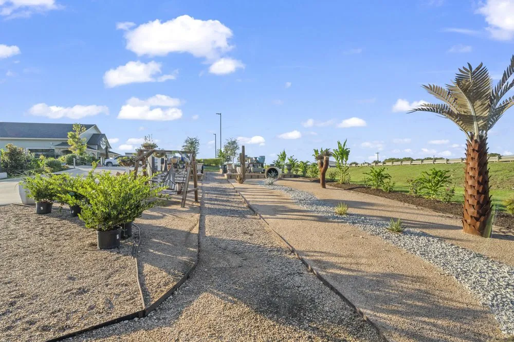 Top-rated yard maintenance for beautiful yards in Midlothian, TX by Earthtones Greenery