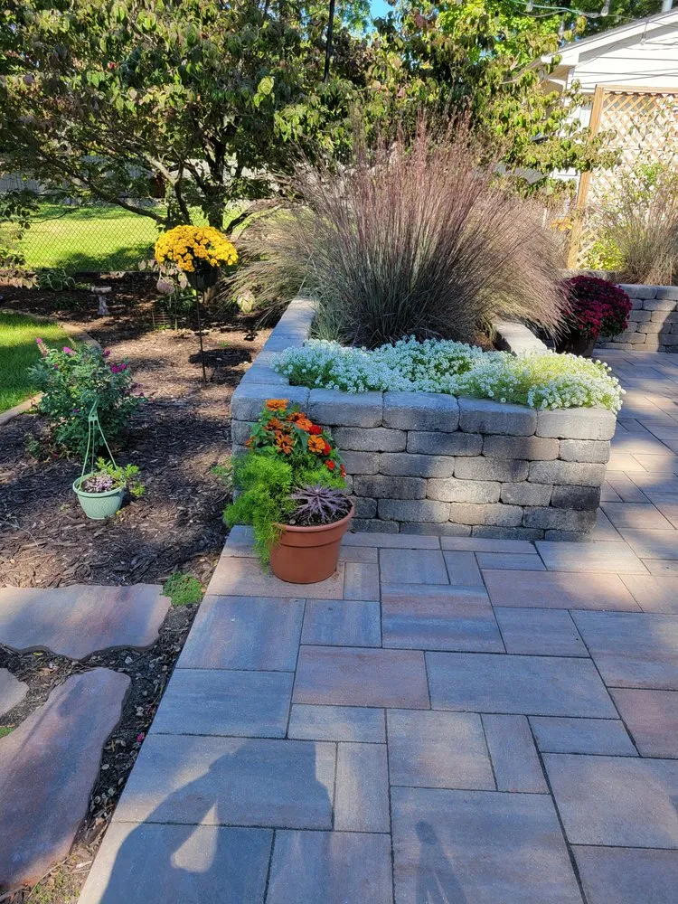 Expert garden landscaping experts serving East Moline, IL - EarthWorks Landscape Design