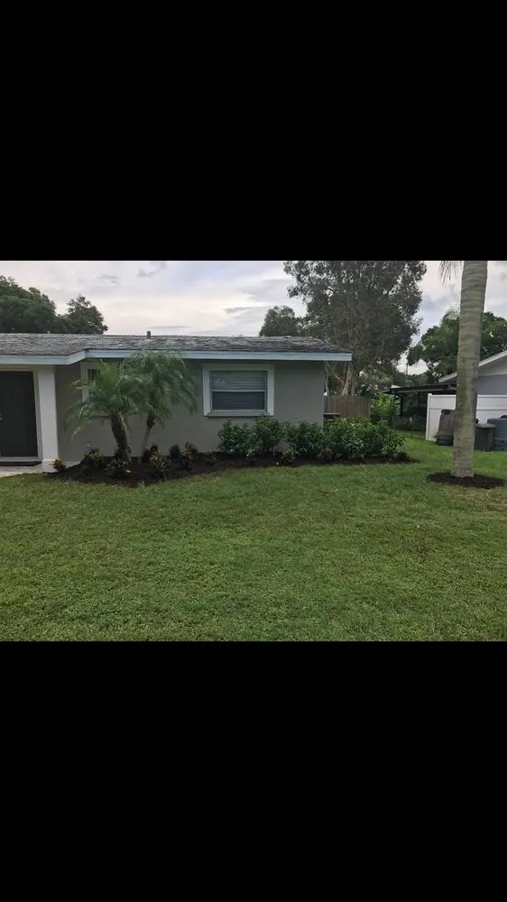 Top-rated lawn care service in Ruskin, FL by Earthworks Lansdcape Services