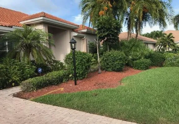 Custom residential landscaping in Ruskin, FL by Earthworks Lansdcape Services