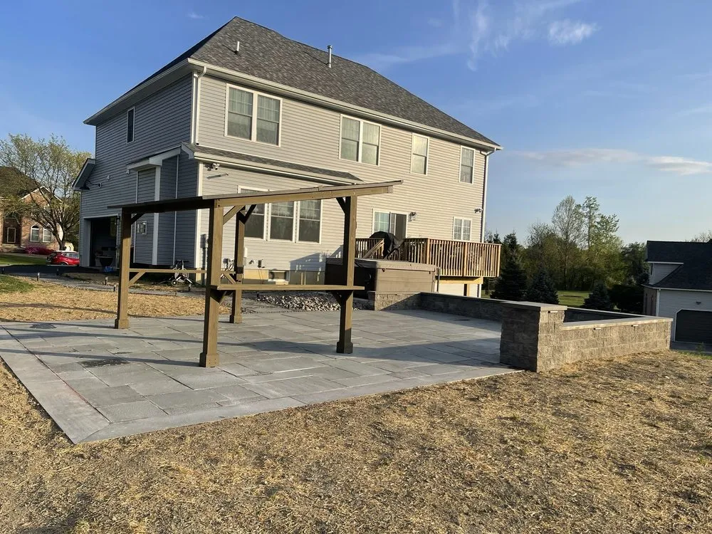 Professional yard maintenance in Syracuse, NY by Eastern Landscaping