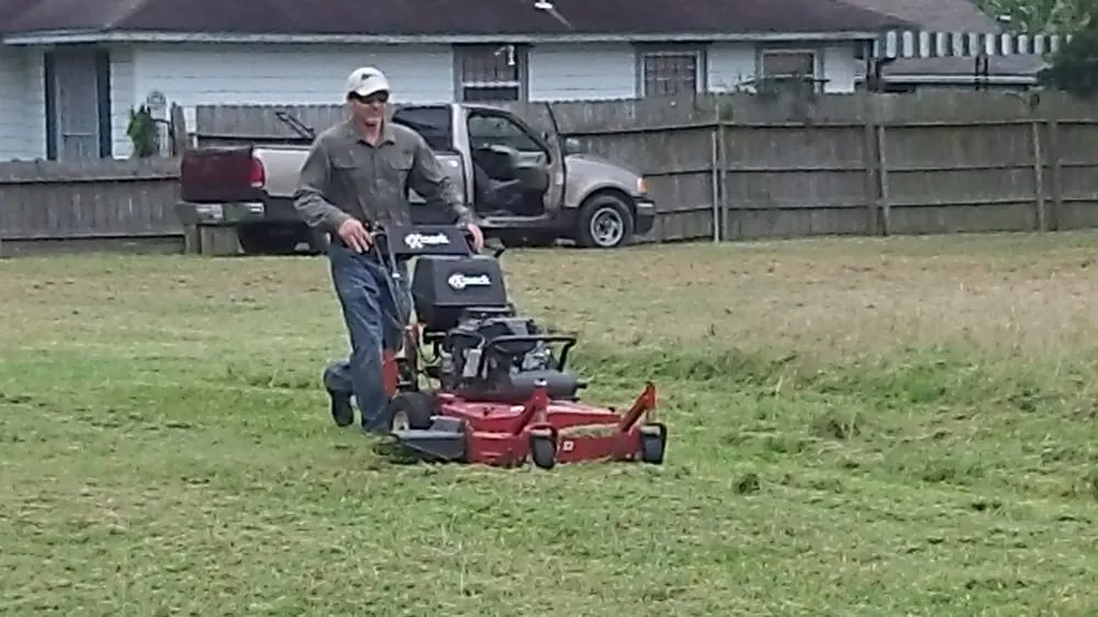 Reliable lawn mowing service experts serving Houston, TX - Easy Lawn Care