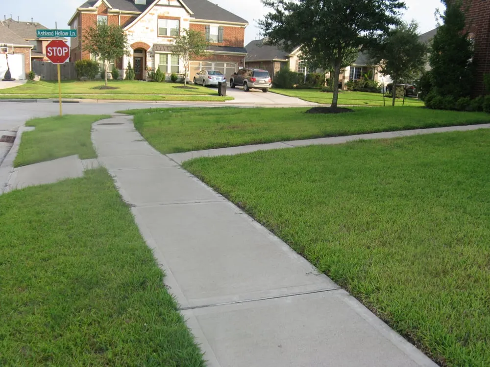 Custom landscaping services for homes in Houston, TX by Easy Lawn Care