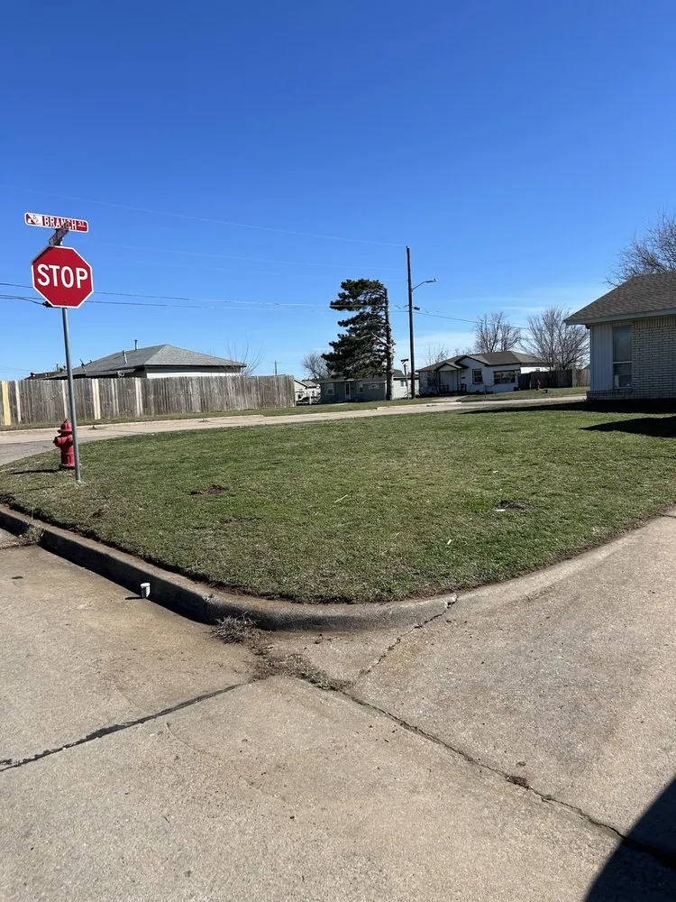 Reliable yard maintenance for residential properties in Del City, OK by Eberly’s Professional Lawn Care