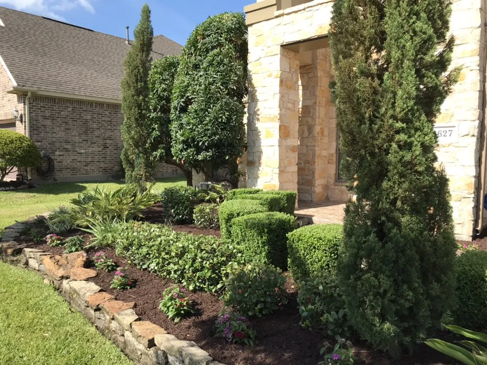 Custom lawn care service near you in Dickinson, TX by Eber's landscape and Tree Service