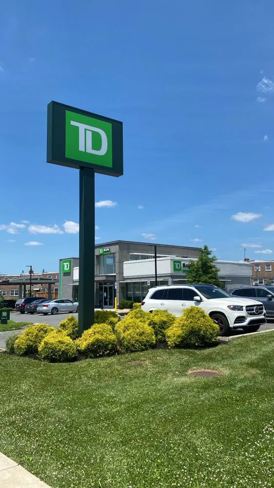 Professional residential landscaping for year-round maintenance in Philadelphia, PA by Eco Cleaning Solutions