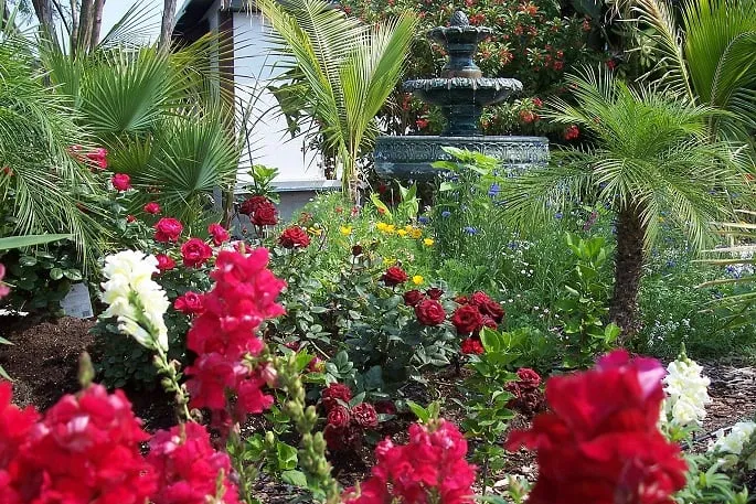 Custom lawn mowing service in Fort Lauderdale, FL by Ecolux Landscapes