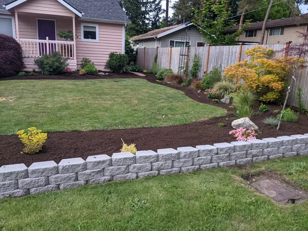 Expert garden landscaping in Lynnwood, WA by Ecomecos Landscaping