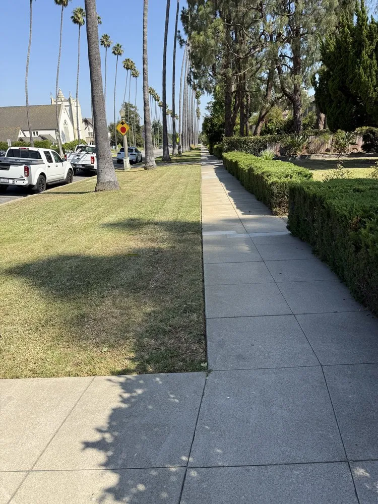 Affordable lawn mowing service near you across Los Angeles, CA - Ecoscape Co