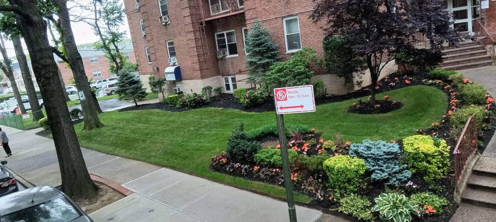 Professional lawn mowing service near you in New York, NY by Edgar Hdz Landscaping and Construction Corp