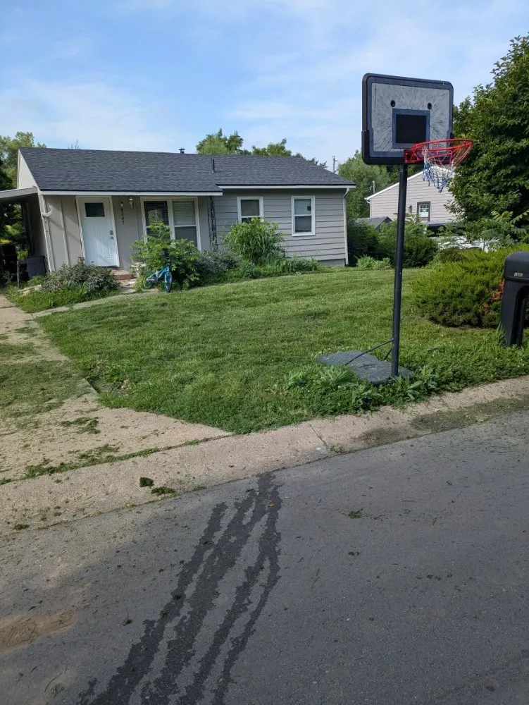 Affordable lawn mowing service for beautiful yards in Kansas City, KS by EDS Lawn