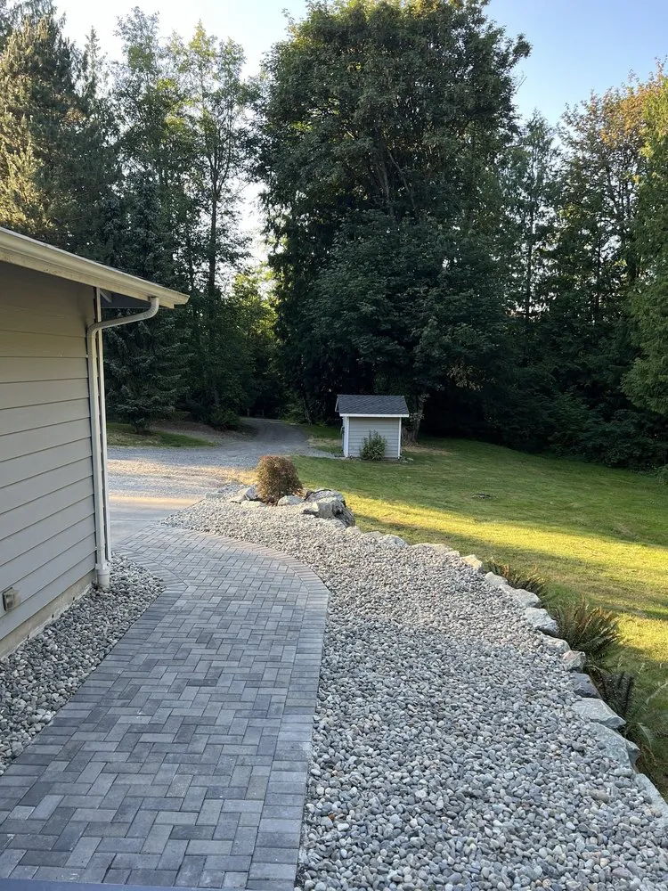 Top-rated garden landscaping for beautiful yards in Everett, WA by Eduardo Gf Services
