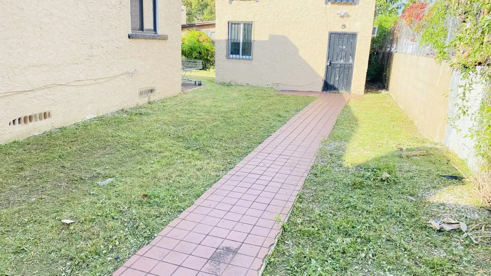 Custom garden landscaping in Miami, FL - Edwin Lawn Service