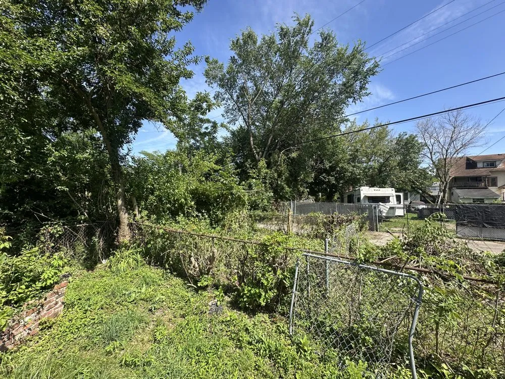 Expert yard cleanup service near you in Redford Township, MI by Elcortez Lawn Care