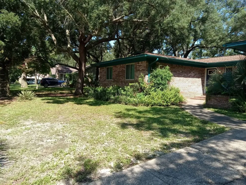 Local yard cleanup service in Gulf Breeze, FL by Elder Scapes