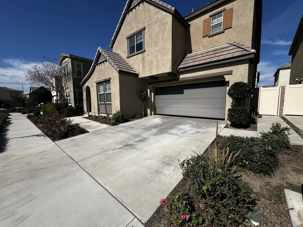 Top-rated lawn mowing service experts serving Corona, CA - Electric Cuts Lawn Service