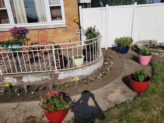 Electric Landscaping Logo