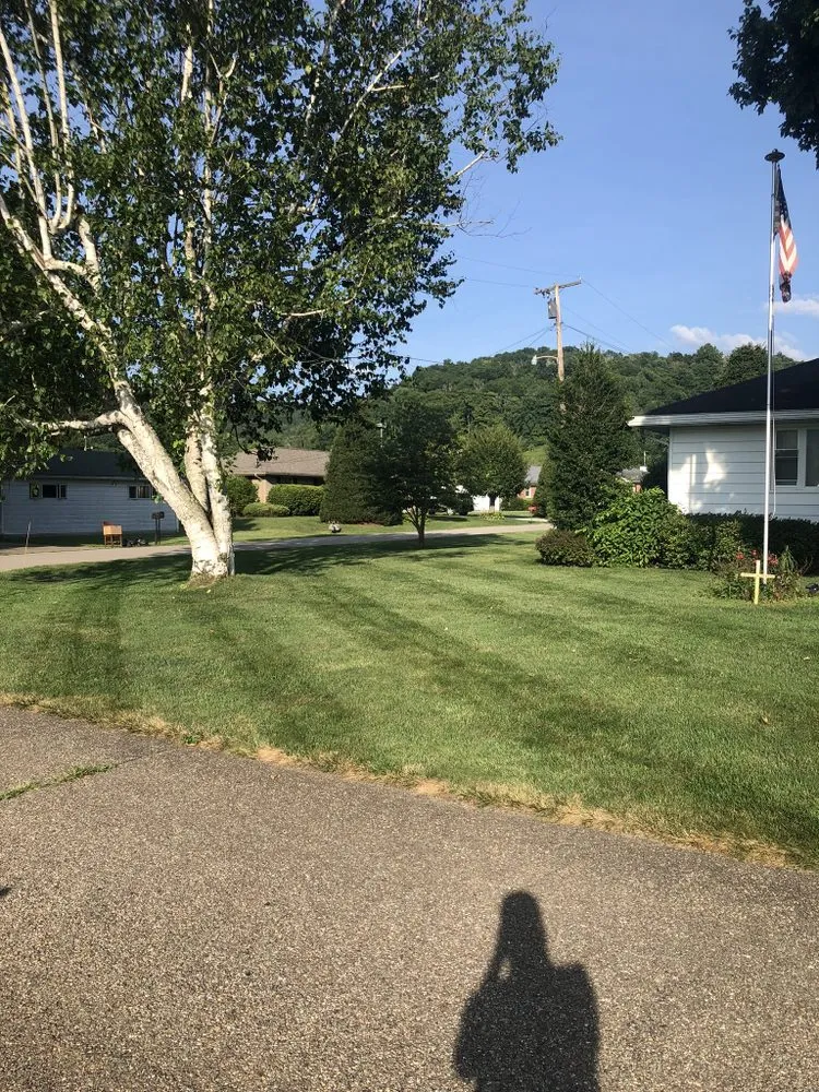 Reliable yard cleanup service experts serving Fayetteville, WV - Elijah‘s Lawn Sculpting