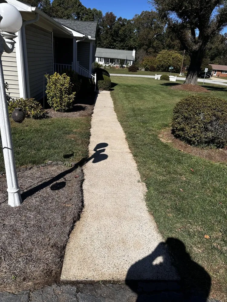 Custom lawn mowing service in Kernersville, NC - Eliseo Lawn Care Service