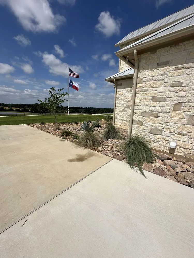 Reliable yard cleanup service in Huntsville, TX by Elite 1 Landscaping