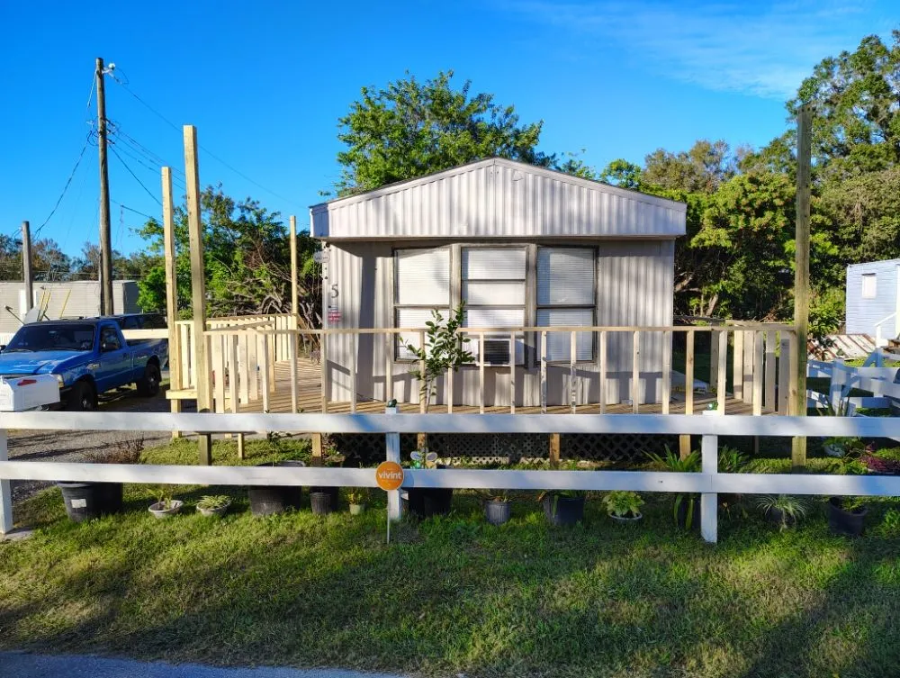 Custom lawn mowing service in Lakeland, FL by Elite Enterprise