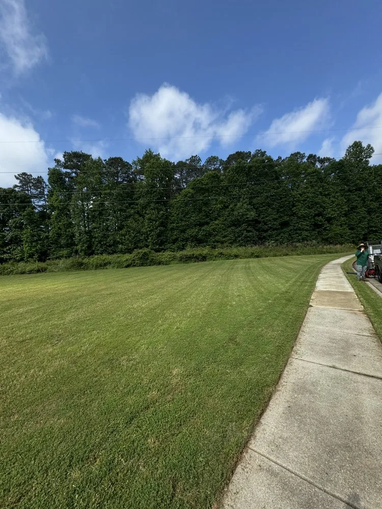 Professional lawn mowing service in Lawrenceville, GA - Elite Estate Landscaping