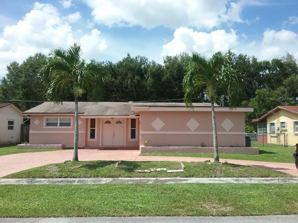 Trusted lawn mowing service in Sunrise, FL by Elite Landscaping Group