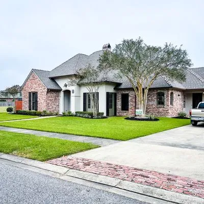 Elite Lawn And Landscape Logo