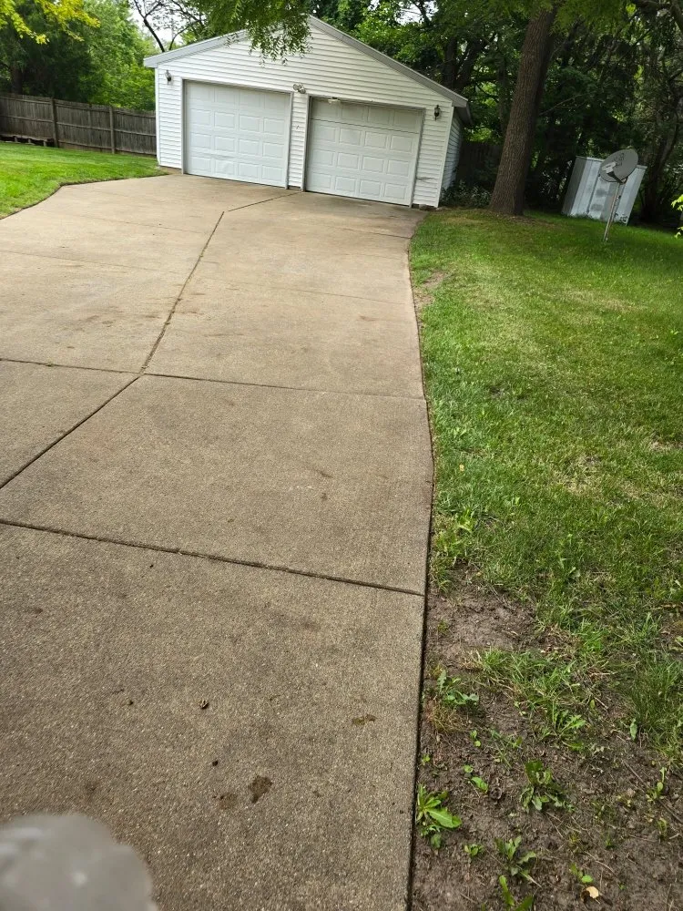 Top-rated lawn mowing service in Lansing, MI by Elite Outdoor Service