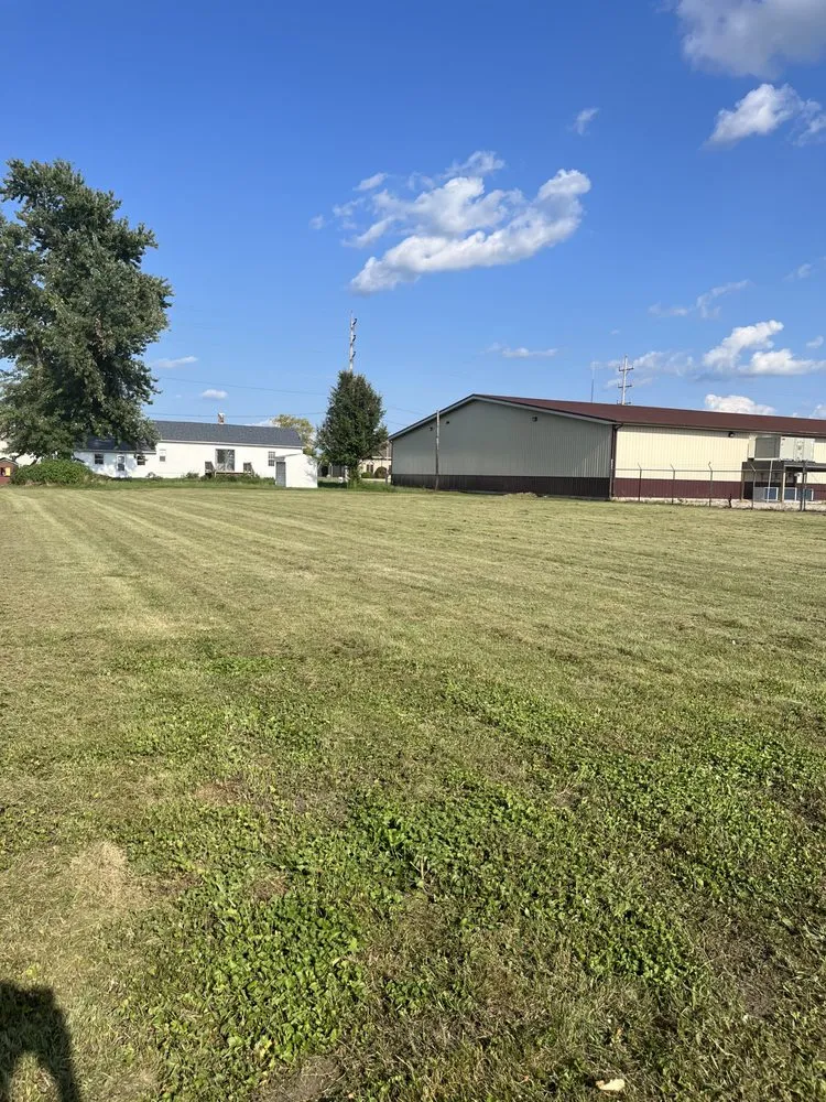 Local garden landscaping for homes in Taylorville, IL by Elliott Lawn Care