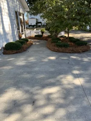 Elliott’s Lawn Care Logo