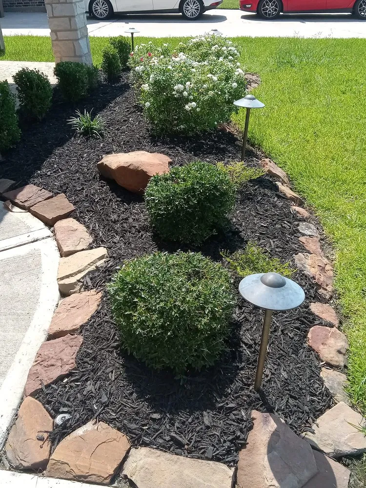 Local garden landscaping in Dickinson, TX - Elliotts Lawn Home Services