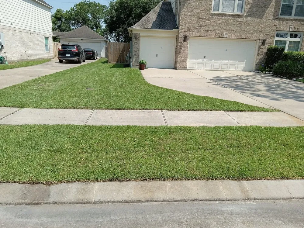 Affordable lawn mowing service in Dickinson, TX by Elliotts Lawn Home Services