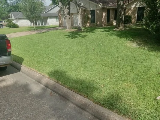 Elliotts Lawn Home Services Logo